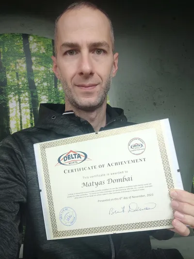 Dombai Mátyás, a Matt-Rex Kft. alapítója és certifikált szélvédőjavító technikus